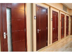 卫生间安装实木门好还是钛镁合金门好？
